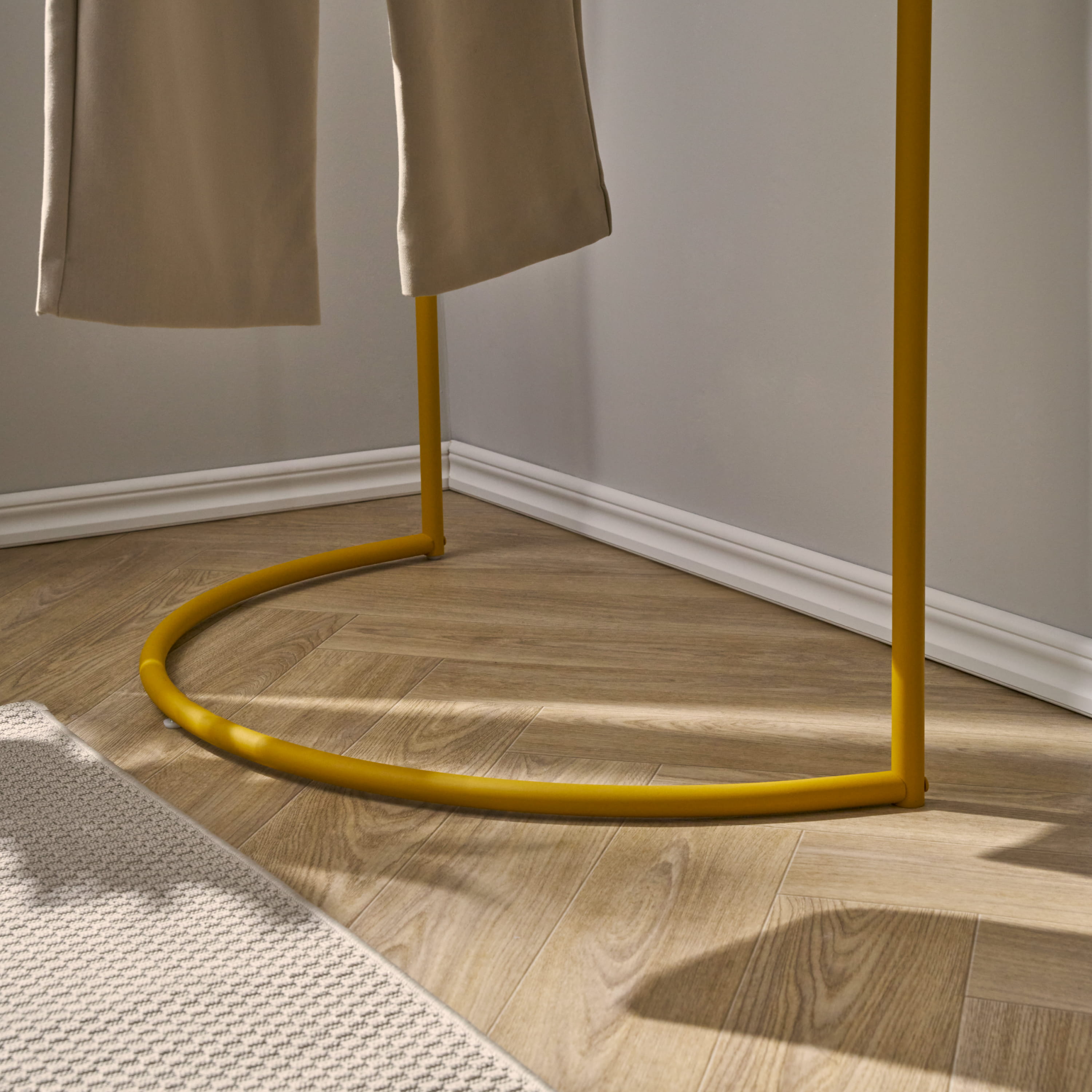 MOND clothes rack