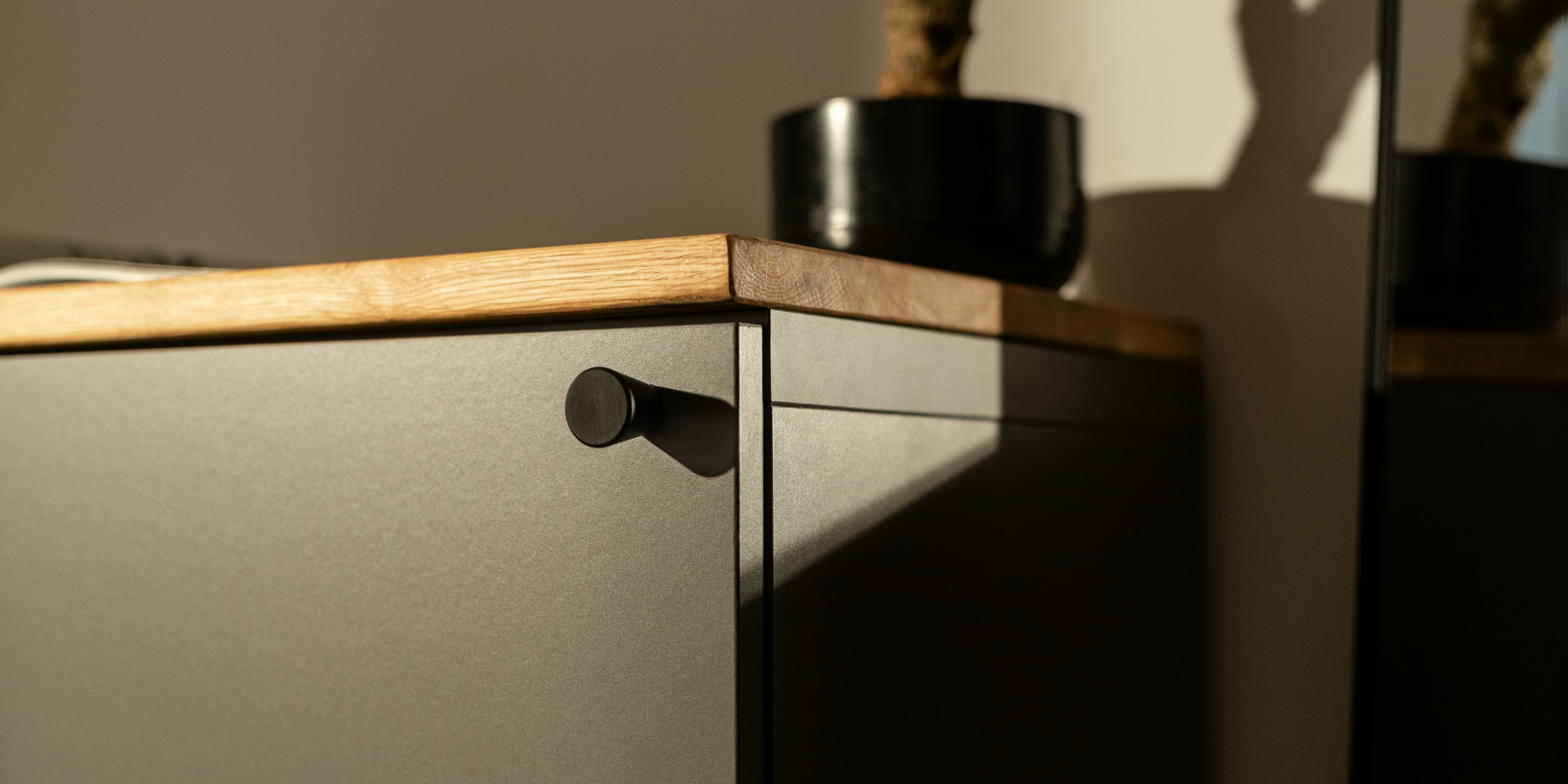 Furniture buttons & handles